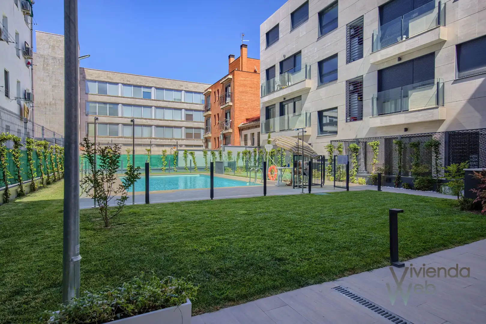 Piscina de Pis de lloguer en Madrid amb Aire condicionat, Calefacció i Jardí privat