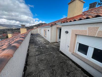 Vista exterior de Àtic en venda en San Bartolomé de Pinares amb Calefacció i Terrassa