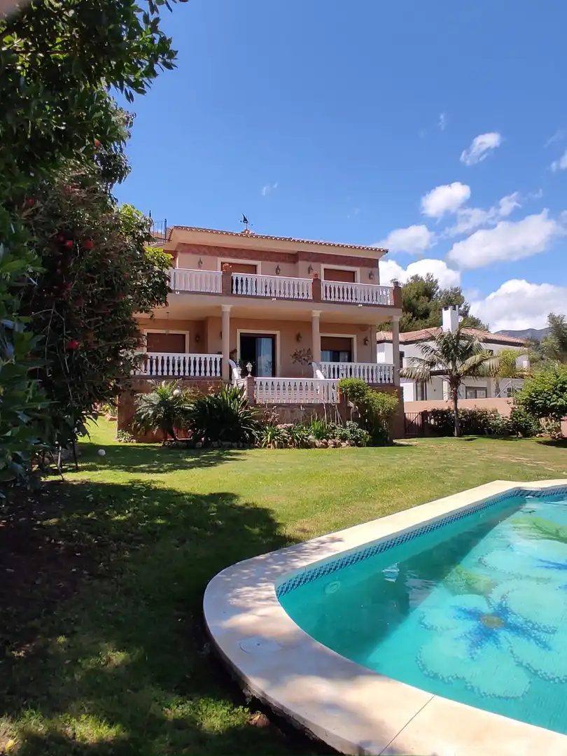 Villa mit Pool zum Verkauf in Calle Río Benamargosa 1