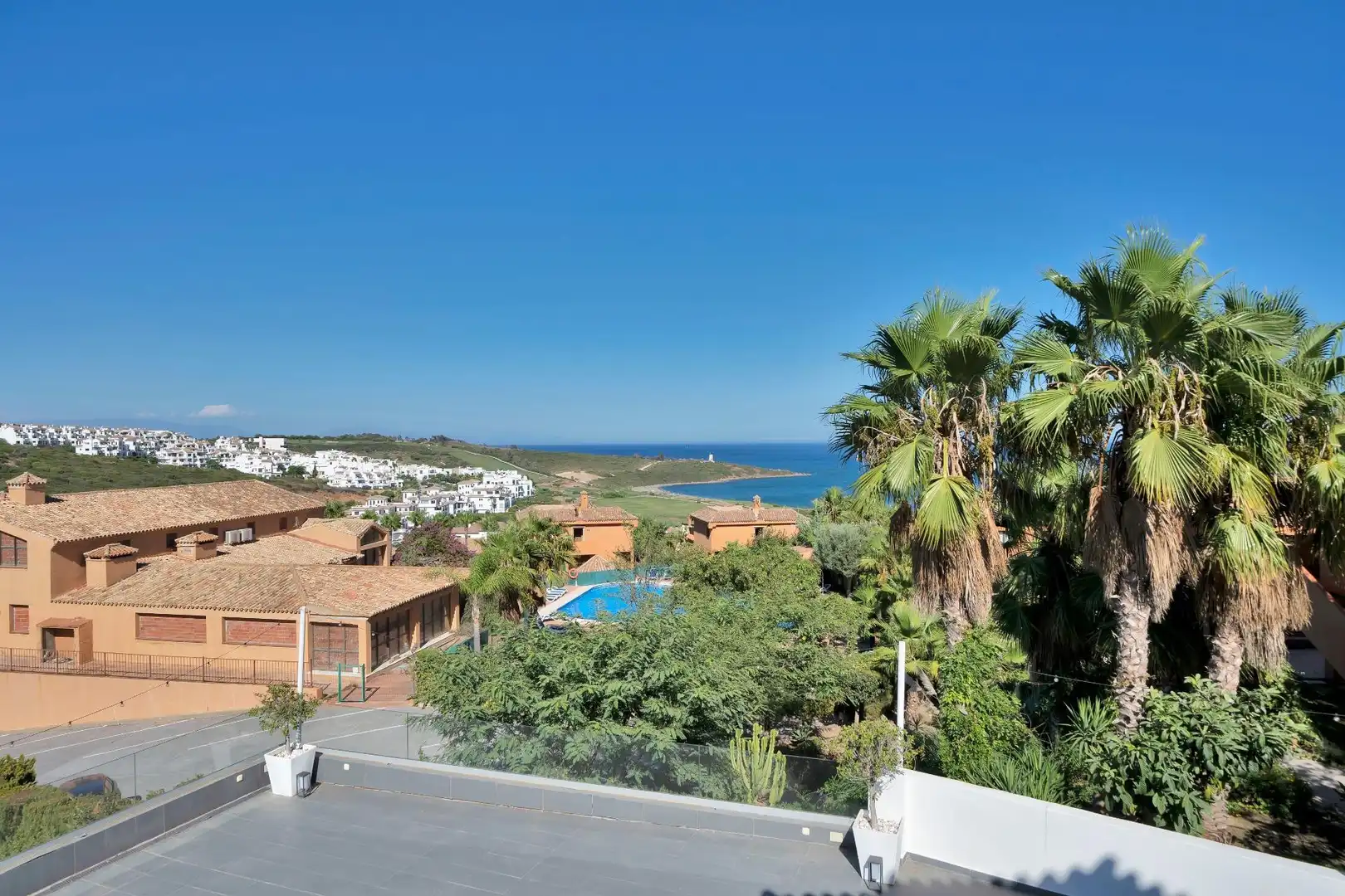 Vista exterior de Casa o chalet en venta en La Alcaidesa con Terraza, Trastero y Piscina