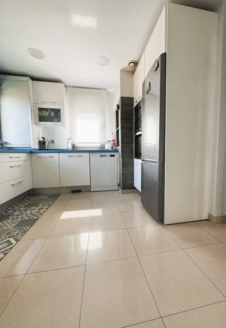 Cuina de Casa o xalet en venda en Avilés amb Calefacció, Jardí privat i Parquet