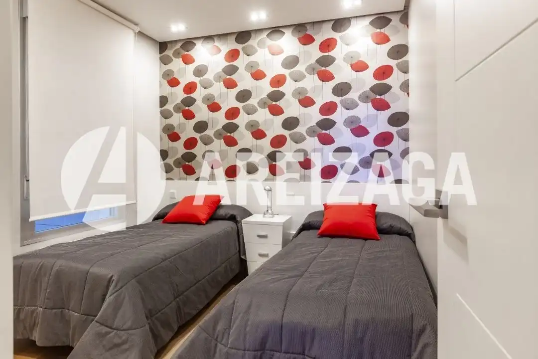 Habitación de Piso en venta en Donostia - San Sebastián  con Calefacción, Terraza y Balcón