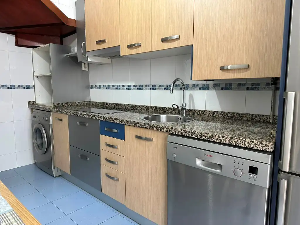 Cuina de Casa adosada en venda en Gijón  amb Calefacció, Parquet i Terrassa