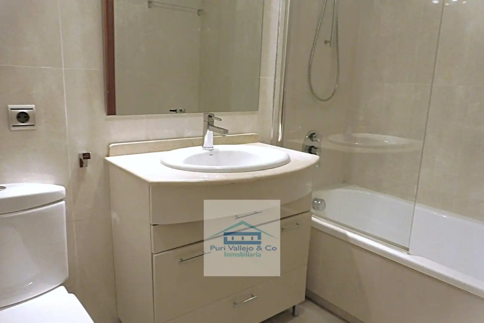 Bathroom of Flat for rent in Córdoba  with Air Conditioner, Terrace and Storage room