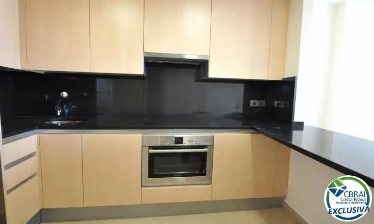 Cuina de Apartament en venda en Roses amb Aire condicionat, Terrassa i Moblat