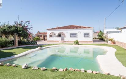 Vista exterior de Casa o xalet en venda en La Pobla de Vallbona amb Terrassa i Piscina