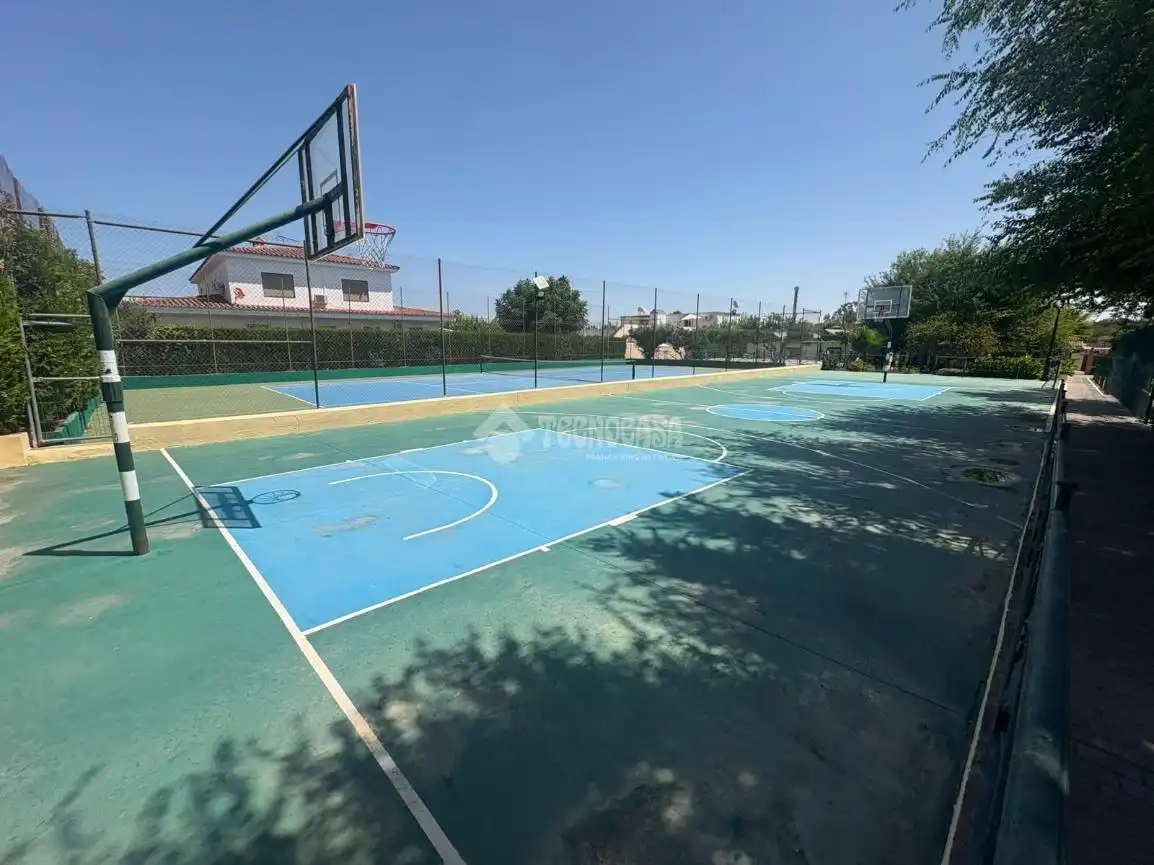 Aparcament de Casa o xalet en venda en Espartinas amb Aire condicionat, Piscina i Piscina comunitària