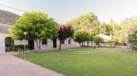 Chalet en zona Campo de Aras. Cuenta con una superficie de parcela de 2000 m2. y una superficie construida de 200 m2. Dispone de p