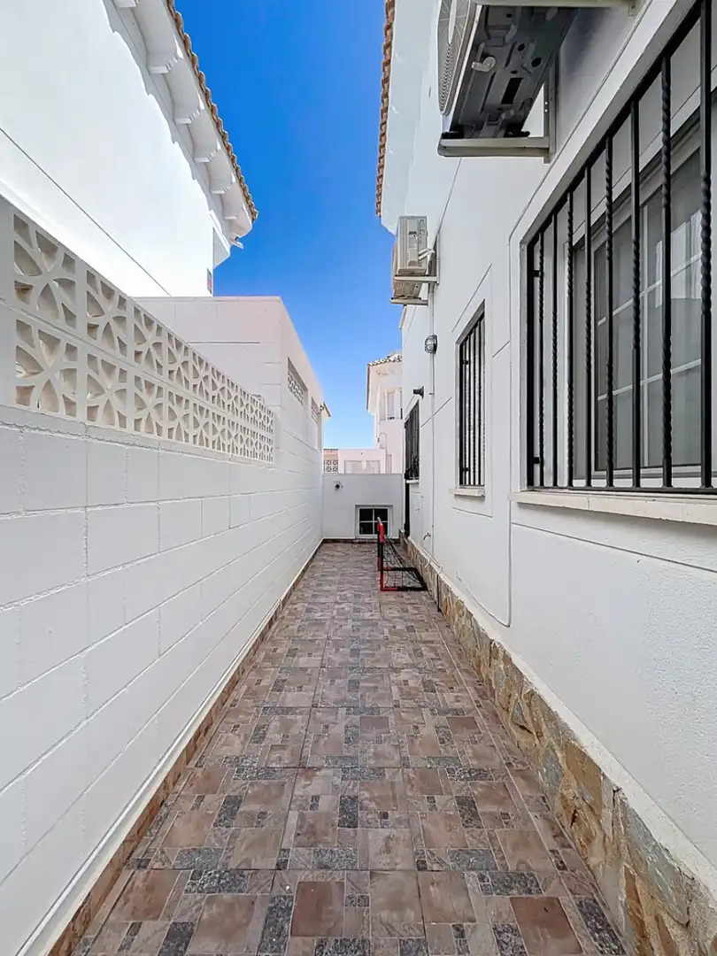 Vista exterior de Casa o xalet en venda en L'Alfàs del Pi amb Aire condicionat, Calefacció i Terrassa