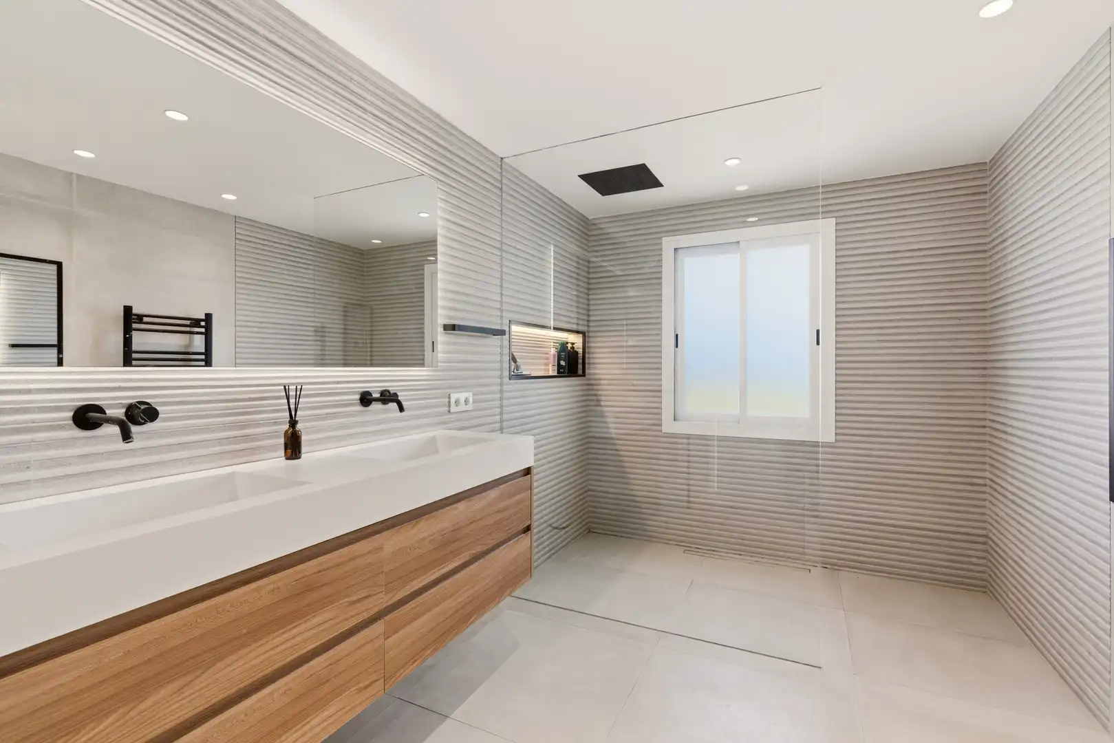 Bathroom of Attic for sale in Estepona  with Air Conditioner, Terrace and Swimming Pool