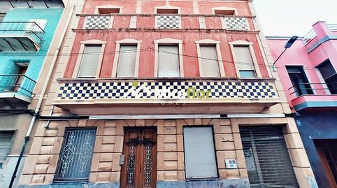 Impresionante casa de pueblo de 3 pisos mas solarium y un anexo , que sirvió de tienda en pleno corazón de Pedreguer.
