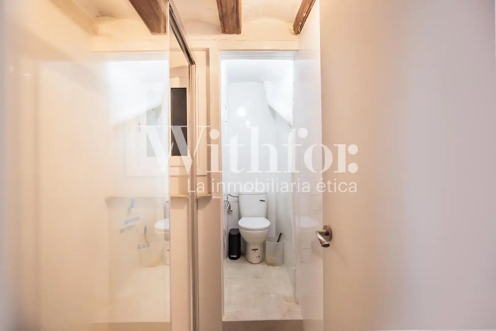 Baño de Planta baja en venta en Barcelona con Aire acondicionado, Parquet y Balcón