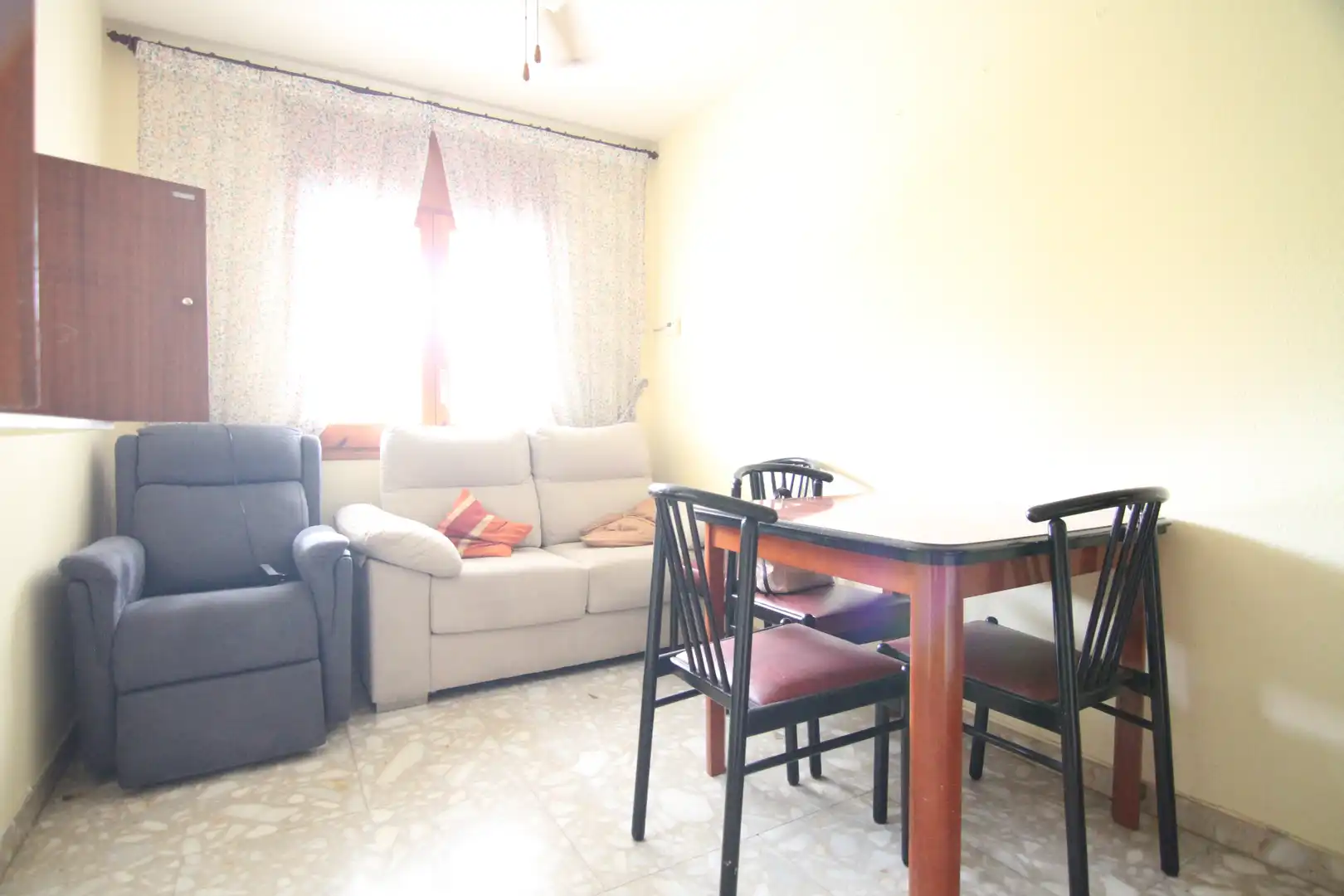 Sala de estar de Piso en venta en Olesa de Montserrat con Calefacción, Terraza y Horno