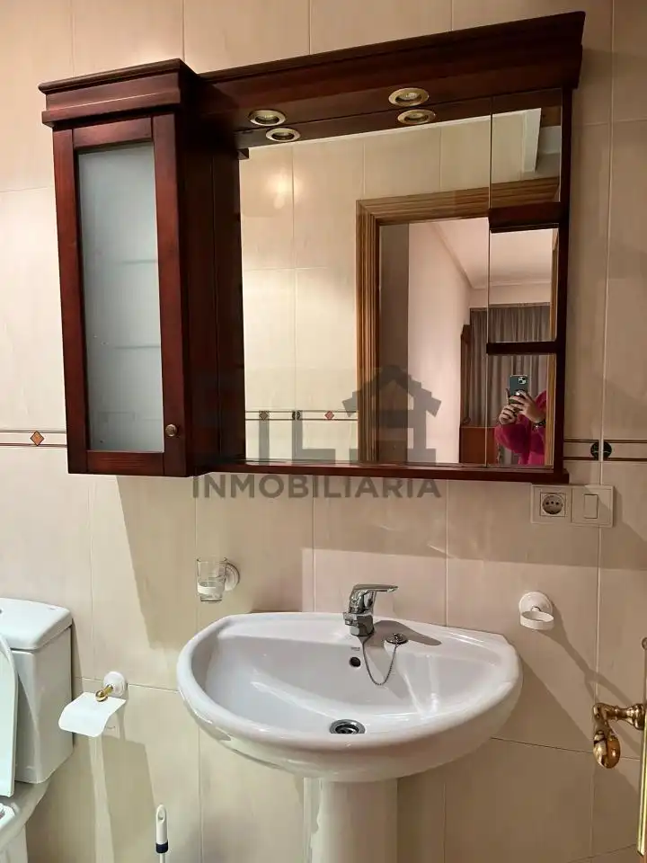 Bathroom of Flat for rent in Ourense Capital   with Heating, Parquet flooring and Furnished