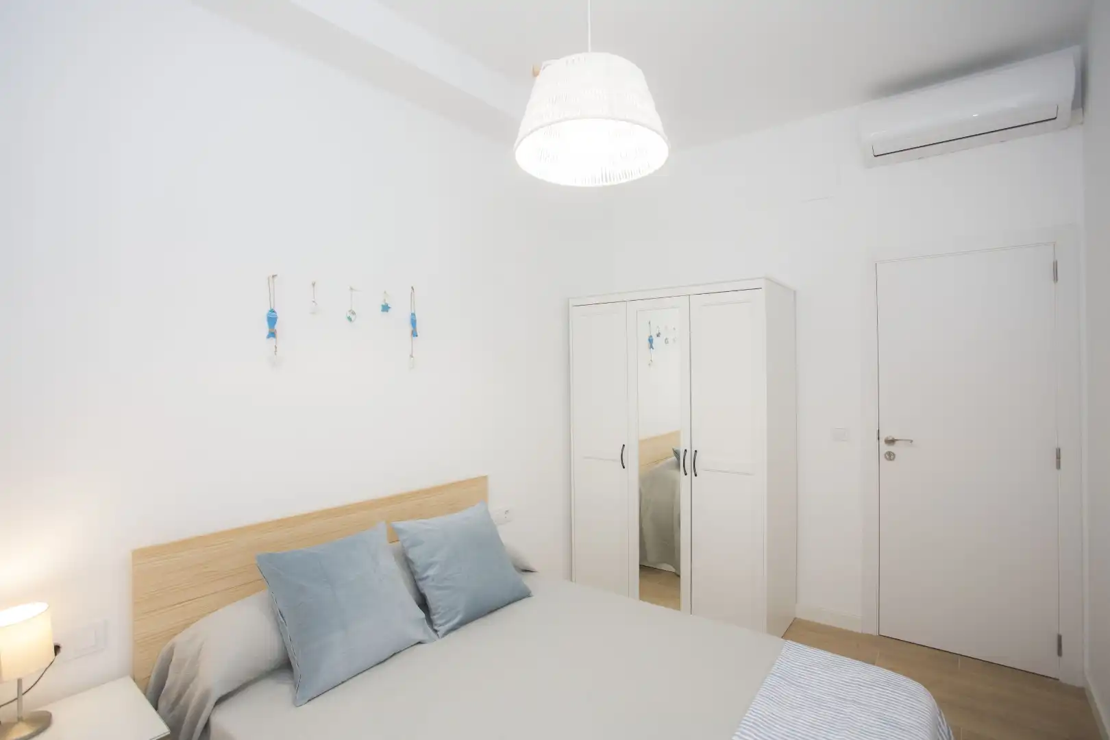Bedroom of Flat for share in Valencia  with Air Conditioner, Parquet flooring and Furnished