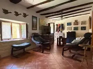Sala d'estar de Casa adosada en venda en Valle de Sedano amb Jardí privat, Traster i Moblat