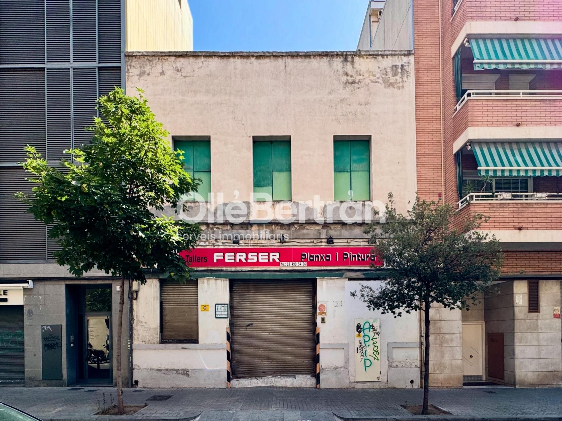 Vista exterior de Edifici en venda en L'Hospitalet de Llobregat