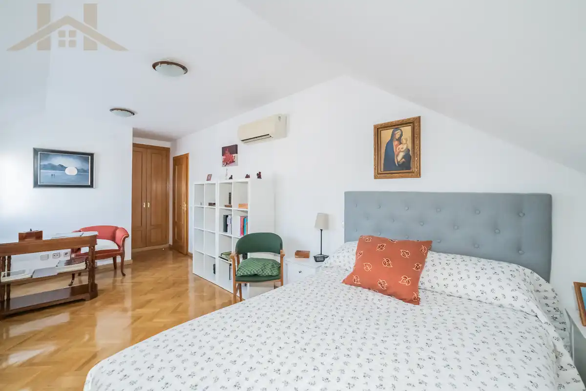 Bedroom of Attic for sale in Majadahonda  with Air Conditioner, Heating and Terrace