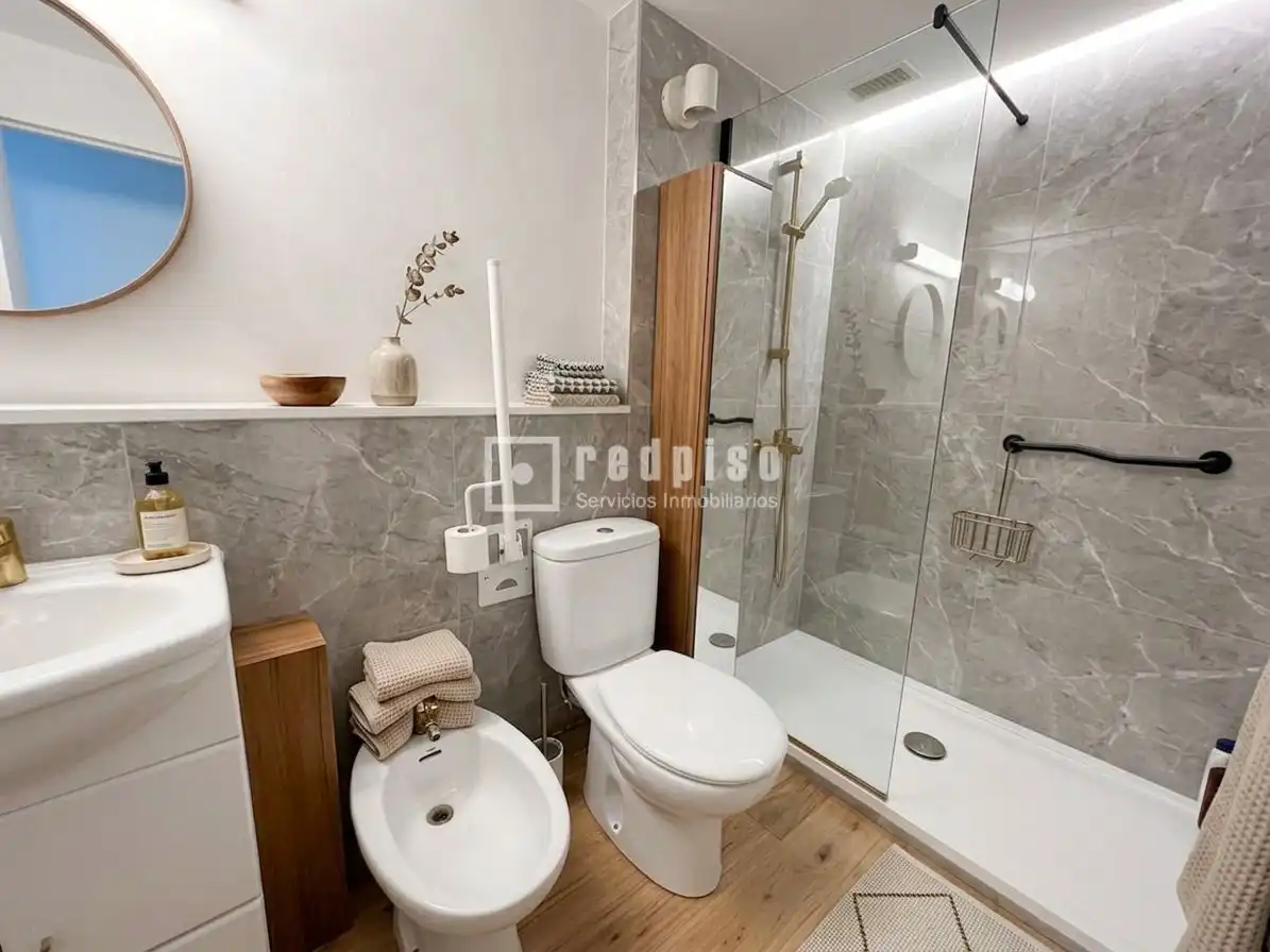 Bathroom of Flat for sale in Madrid  with Heating, Private garden and Parquet flooring