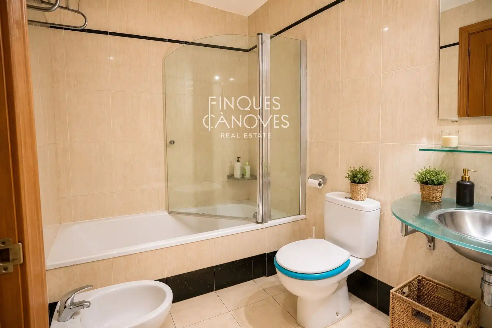 Baño de Piso en venta en Girona con Calefacción y Terraza