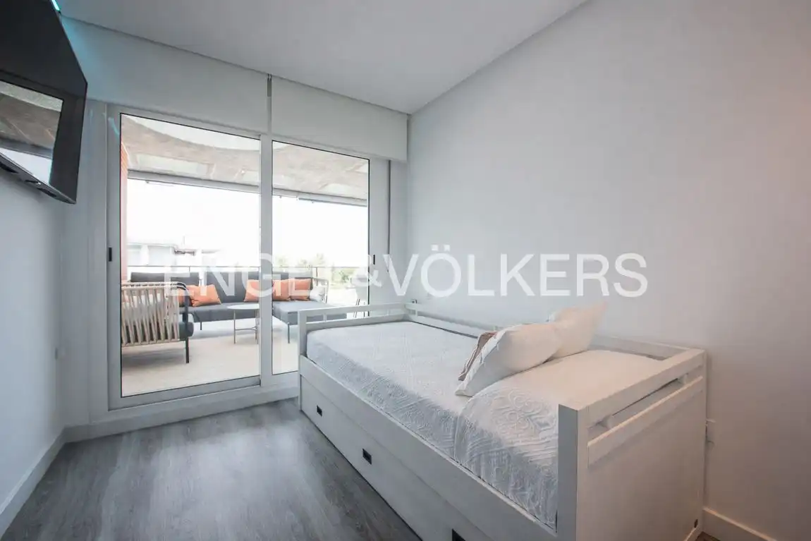 Schlafzimmer von Dachboden zum Verkauf in Oliva mit Klimaanlage, Heizung und Terrasse
