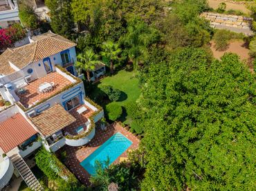 Casa aparellada amb piscina en venda a Milla de Oro