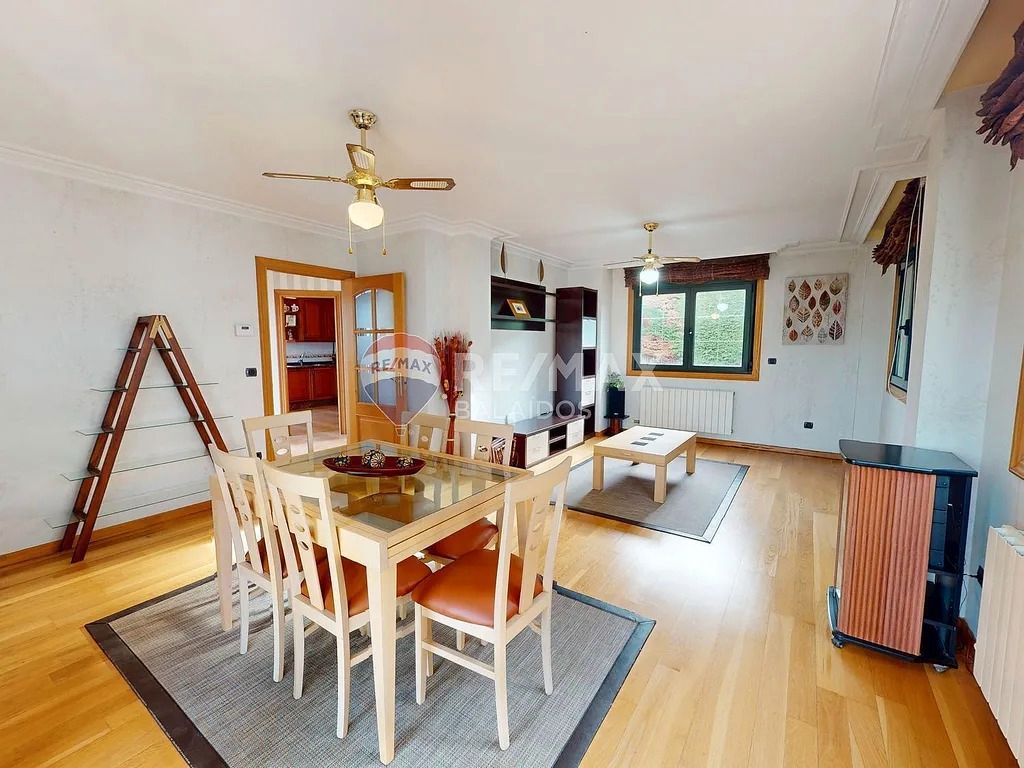 Sala d'estar de Casa o xalet en venda en Vigo  amb Calefacció, Jardí privat i Parquet