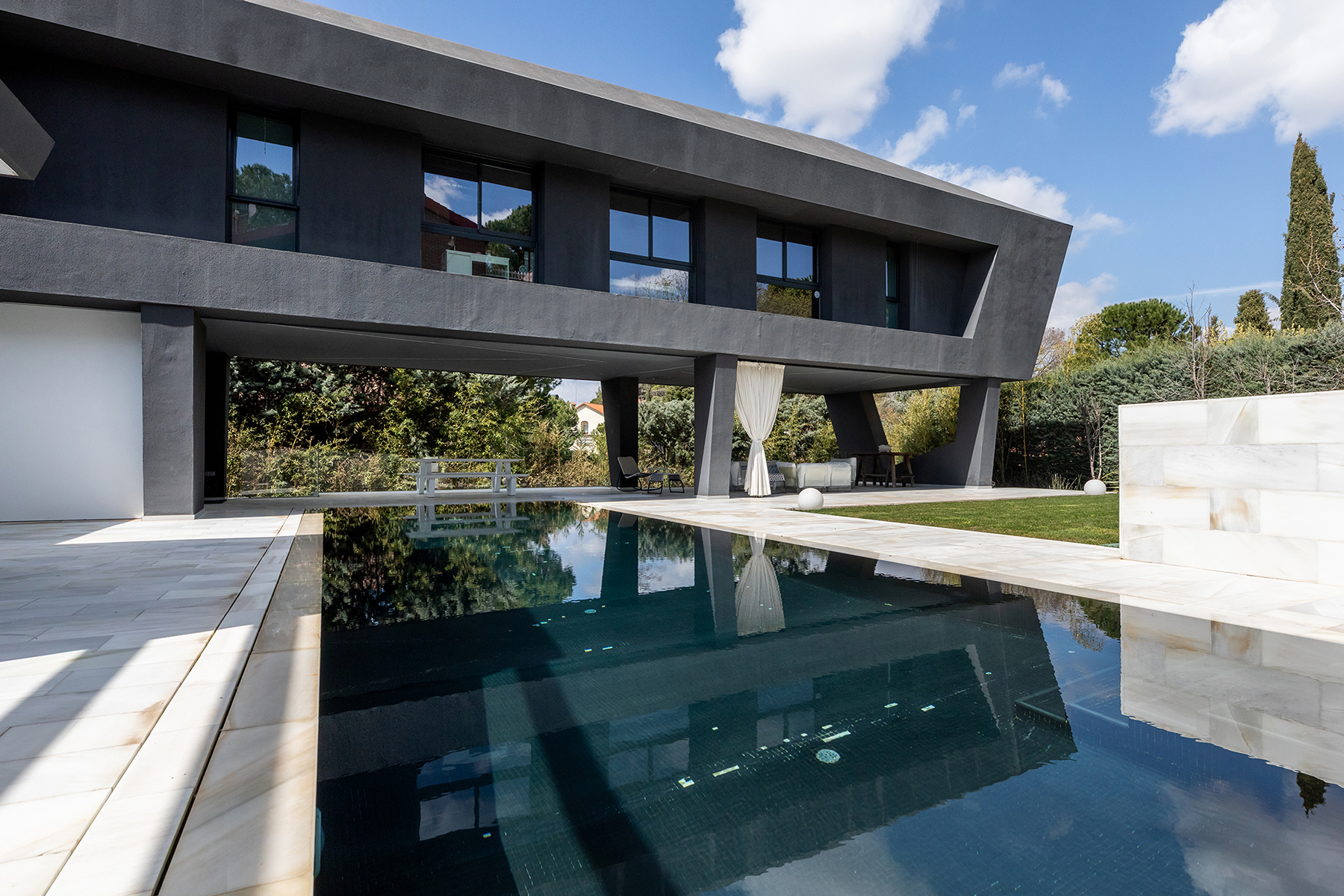 Vista exterior de Casa o xalet en venda en Boadilla del Monte amb Aire condicionat, Jardí privat i Terrassa