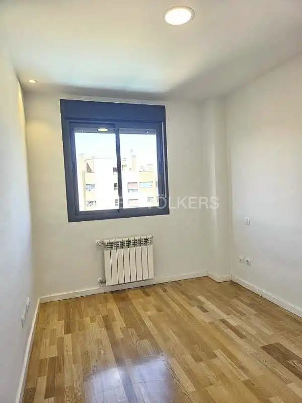 Schlafzimmer von Dachboden zur Miete in Madrid mit Klimaanlage, Heizung und Terrasse