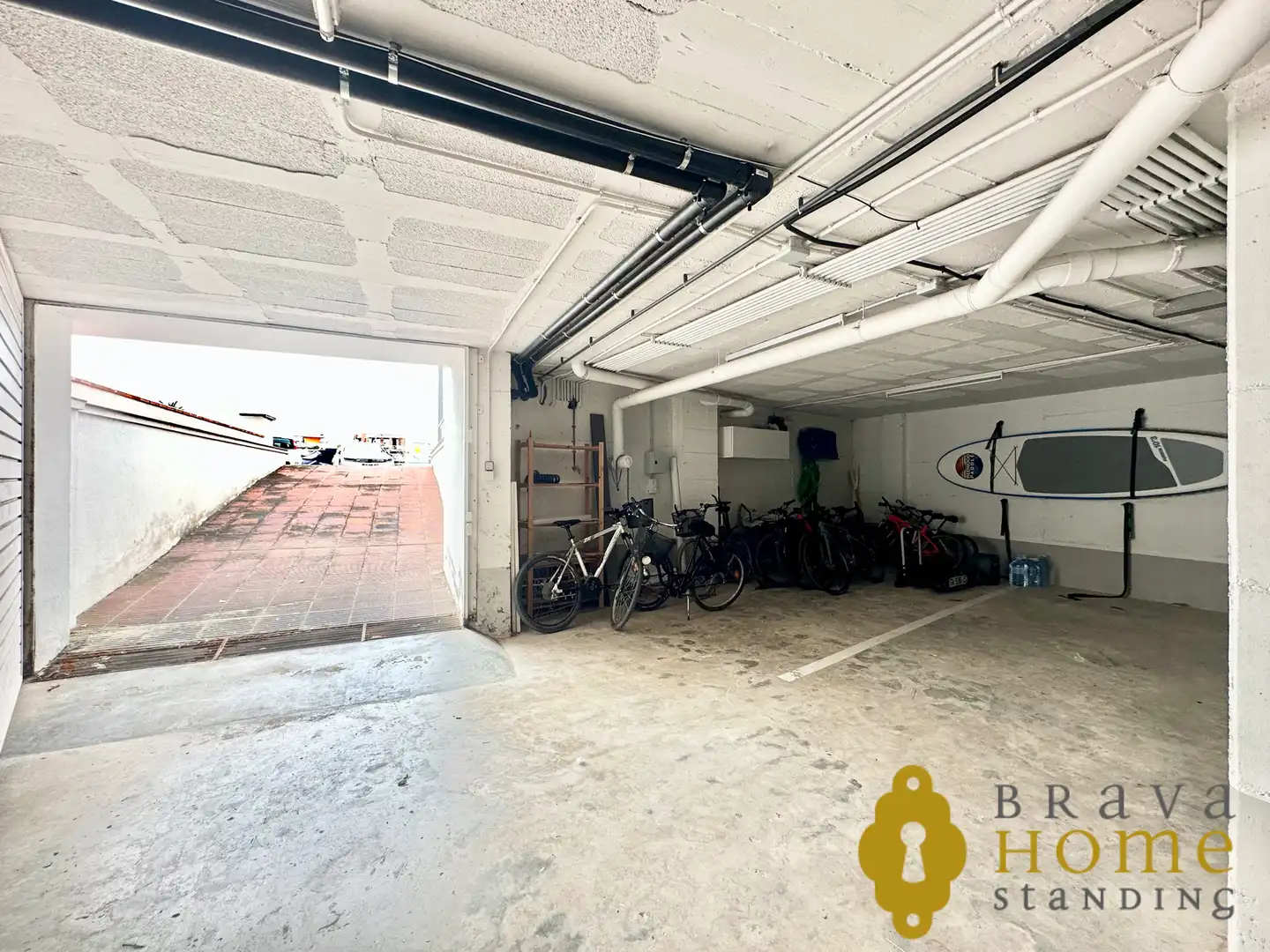 Parkplatz von Dachboden zum Verkauf in Empuriabrava mit Klimaanlage, Terrasse und Möbliert
