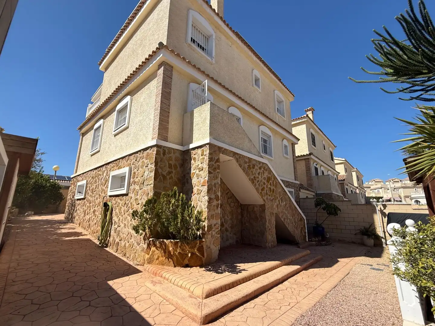Vista exterior de Casa o xalet en venda en Monforte del Cid amb Aire condicionat, Calefacció i Jardí privat