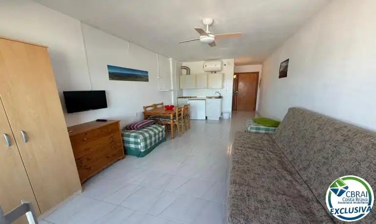 Sala d'estar de Estudi en venda en Empuriabrava amb Moblat