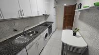 Cuina de Apartament de lloguer en Ourense Capital  amb Calefacció, Parquet i Moblat