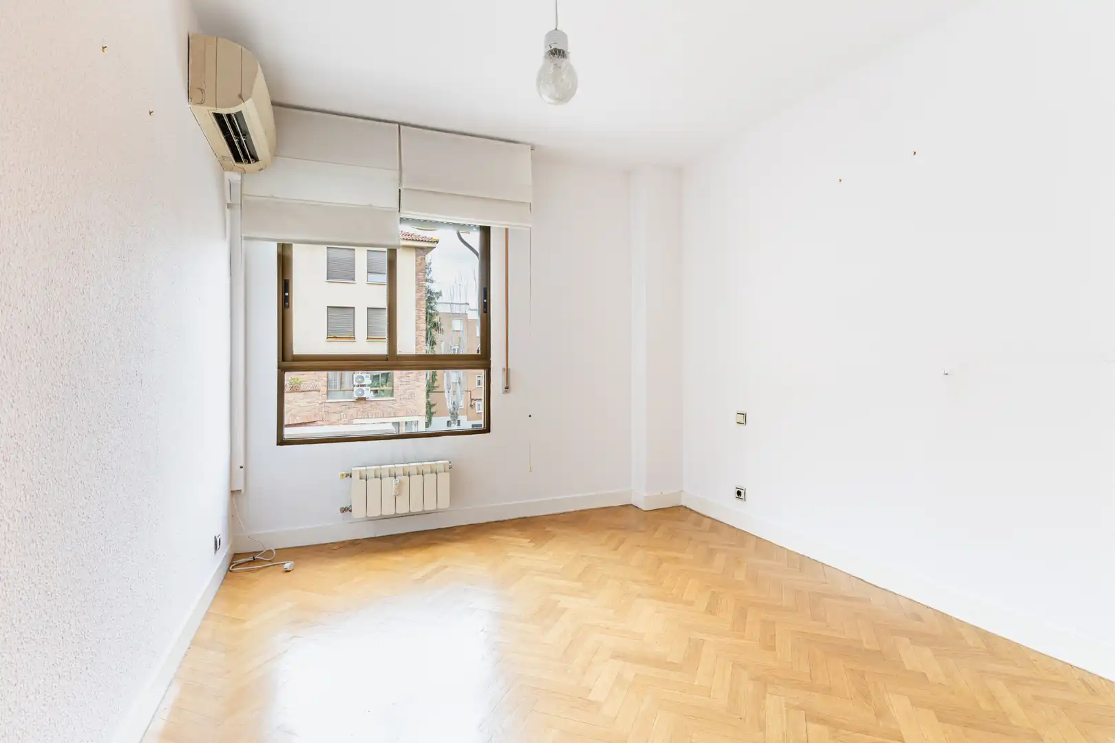 Schlafzimmer von Wohnung zum Verkauf in Majadahonda mit Klimaanlage, Heizung und Privatgarten