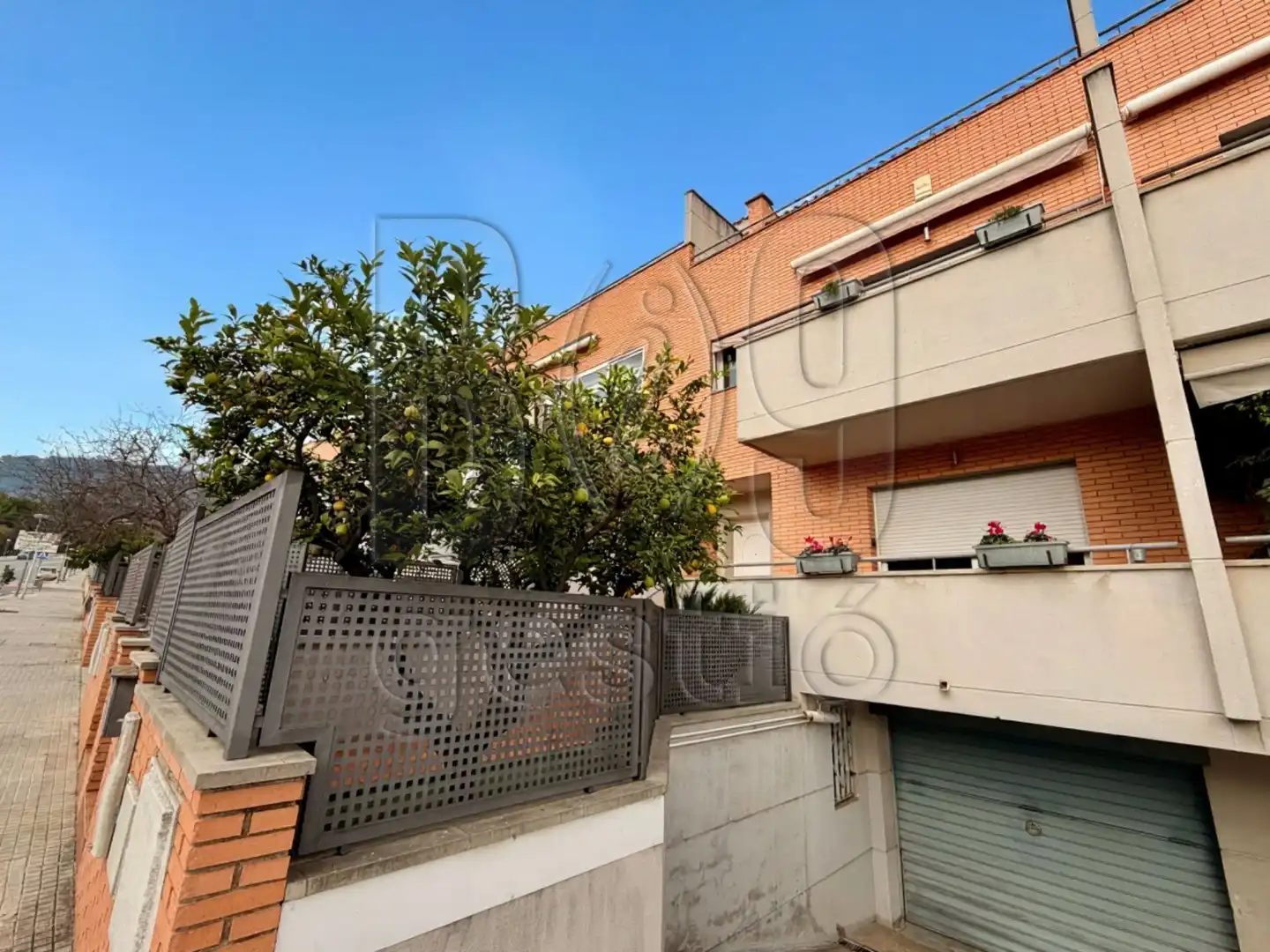 Vista exterior de Casa adosada en venda en La Selva del Camp amb Aire condicionat, Calefacció i Jardí privat