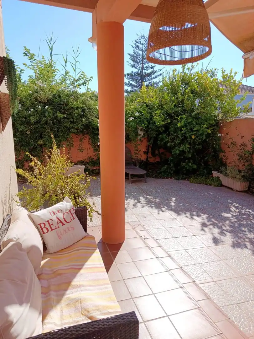 Terrasse von Einfamilien-Reihenhaus zum Verkauf in Cullera mit Klimaanlage, Privatgarten und Terrasse
