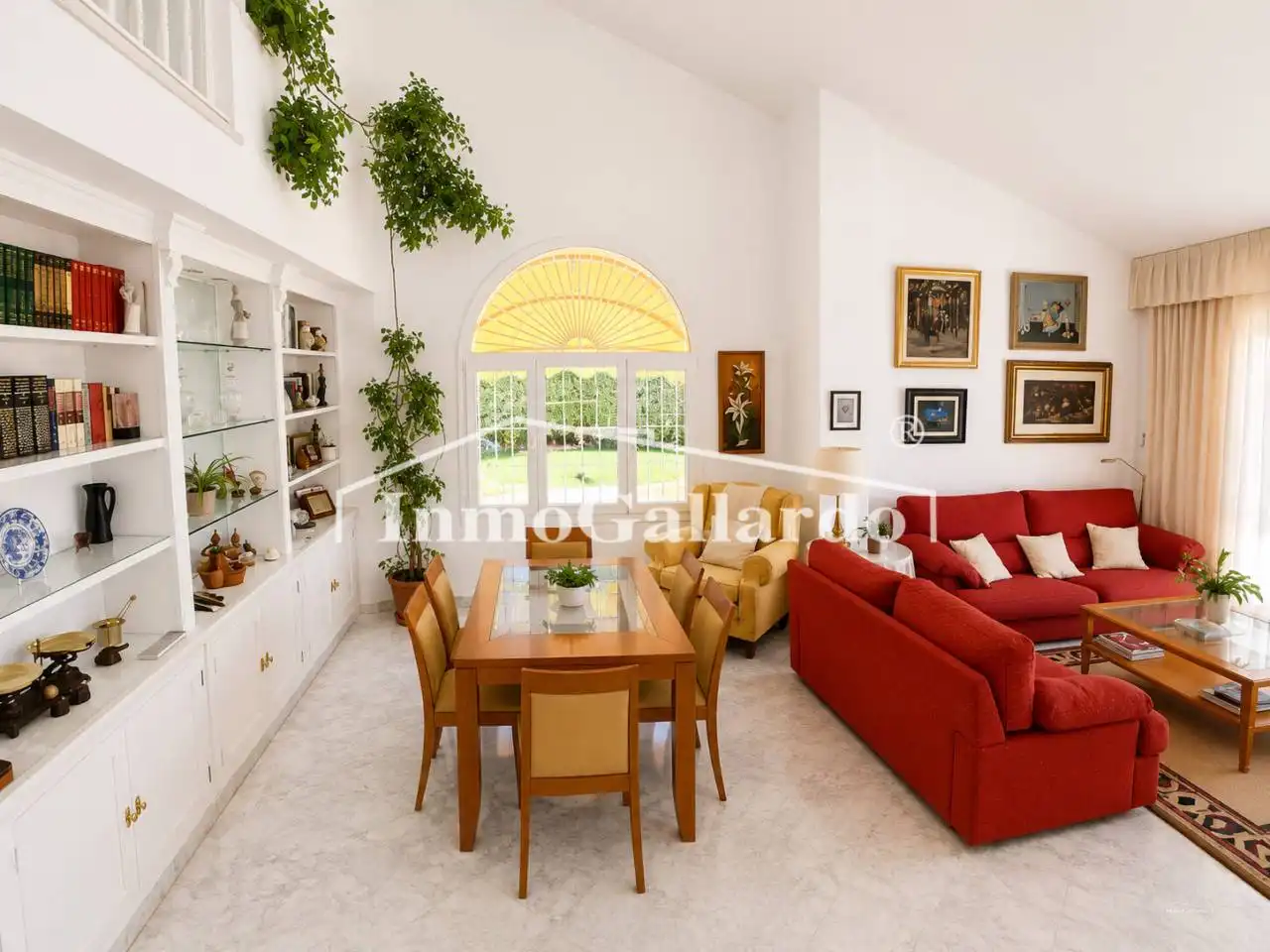 Sala d'estar de Casa adosada en venda en Málaga amb Aire condicionat, Jardí privat i Terrassa