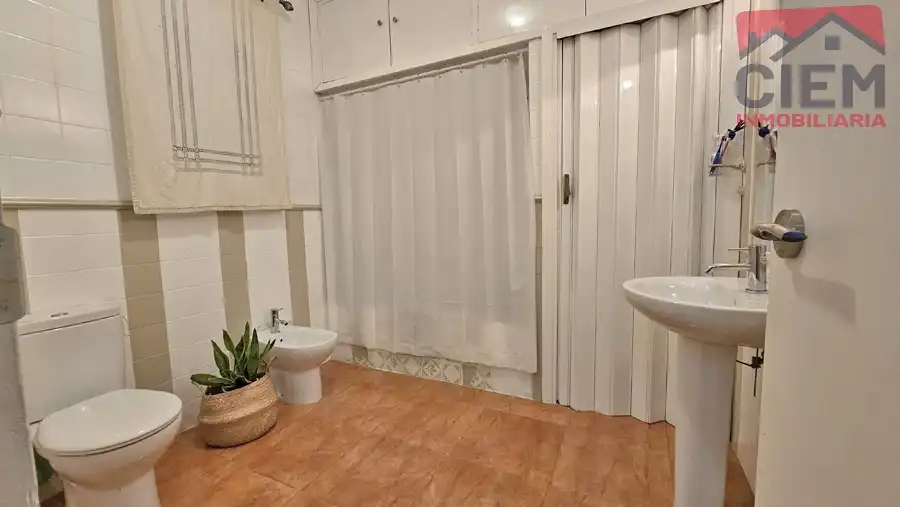 Bathroom of Flat for sale in Miajadas  with Air Conditioner, Heating and Storage room