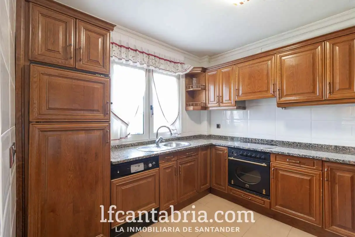 Cocina de Casa o chalet en venta en Santa Cruz de Bezana con Calefacción, Jardín privado y Trastero