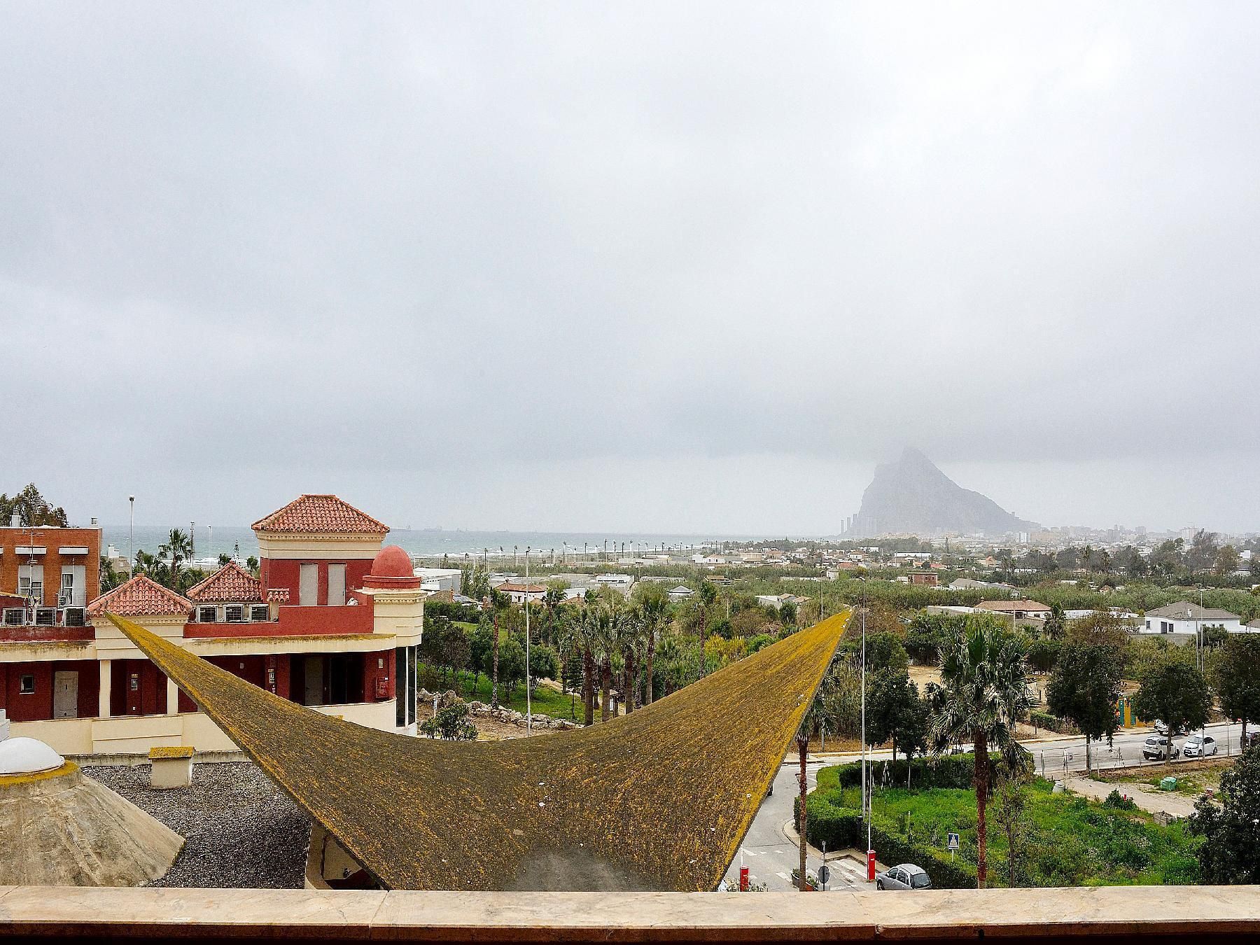 Außenansicht von Wohnungen zum Verkauf in La Línea de la Concepción mit Privatgarten, Terrasse und Gemeinschaftspool