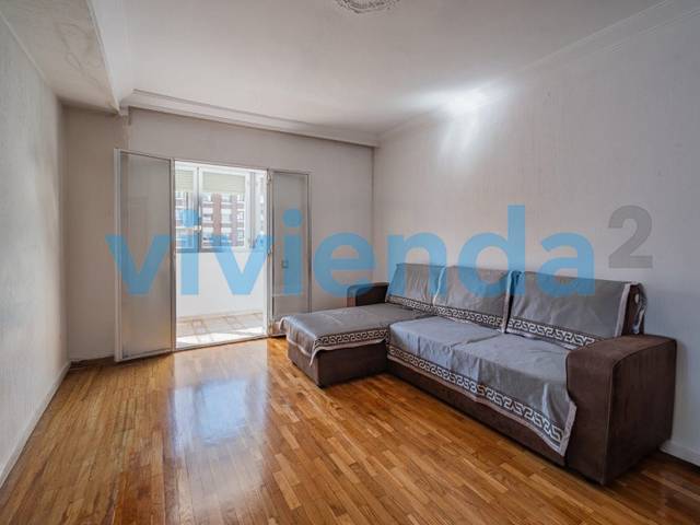 Piso en Venta en Calle Ofelia Nieto en Valdezarza