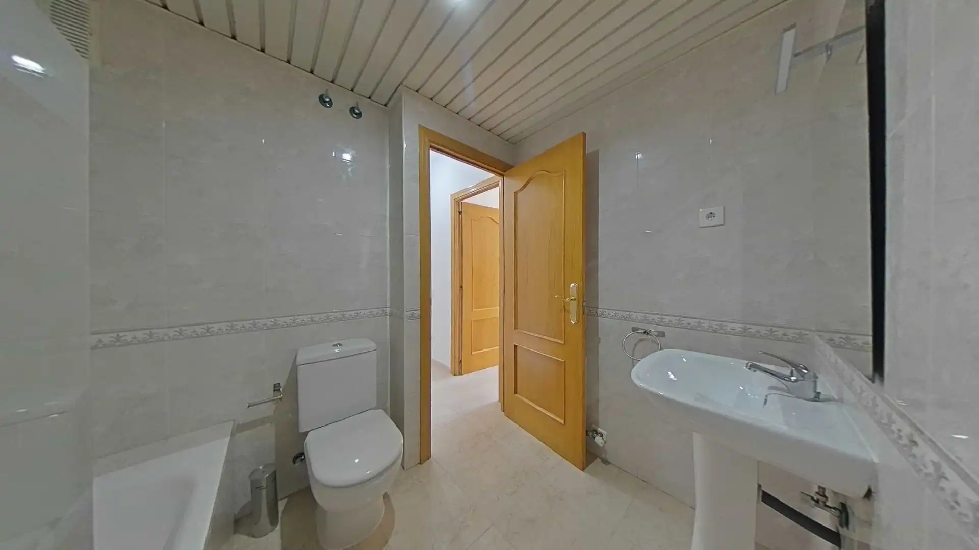 Bathroom of Flat for sale in Terrassa  with Heating