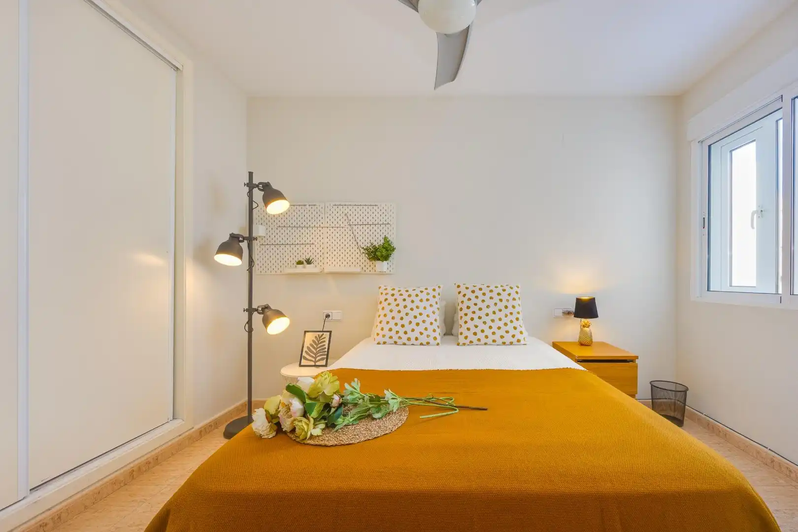 Dormitori de Apartament en venda en Torrevieja amb Aire condicionat, Terrassa i Moblat