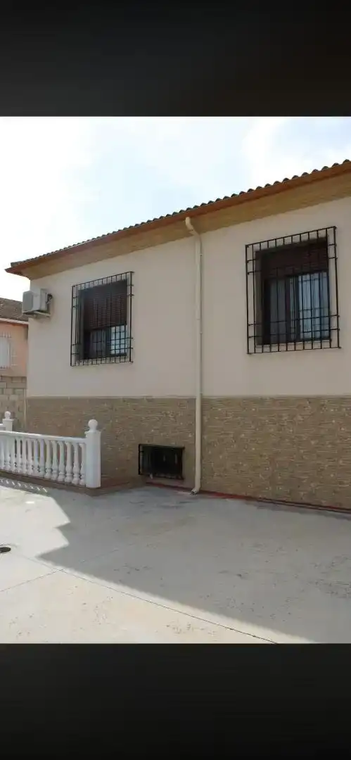 Vista exterior de Casa o chalet en venta en La Rambla con Aire acondicionado, Piscina y Amueblado