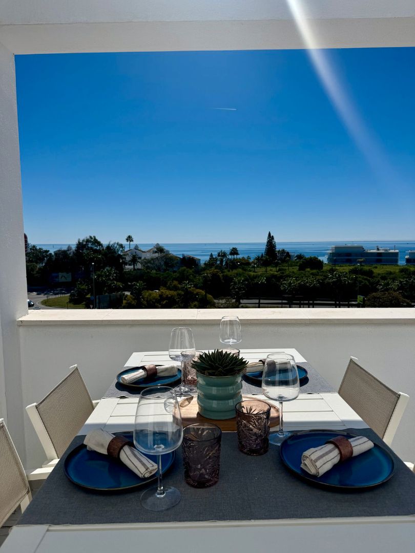 Vista exterior de Àtic de lloguer en Estepona amb Aire condicionat, Terrassa i Moblat