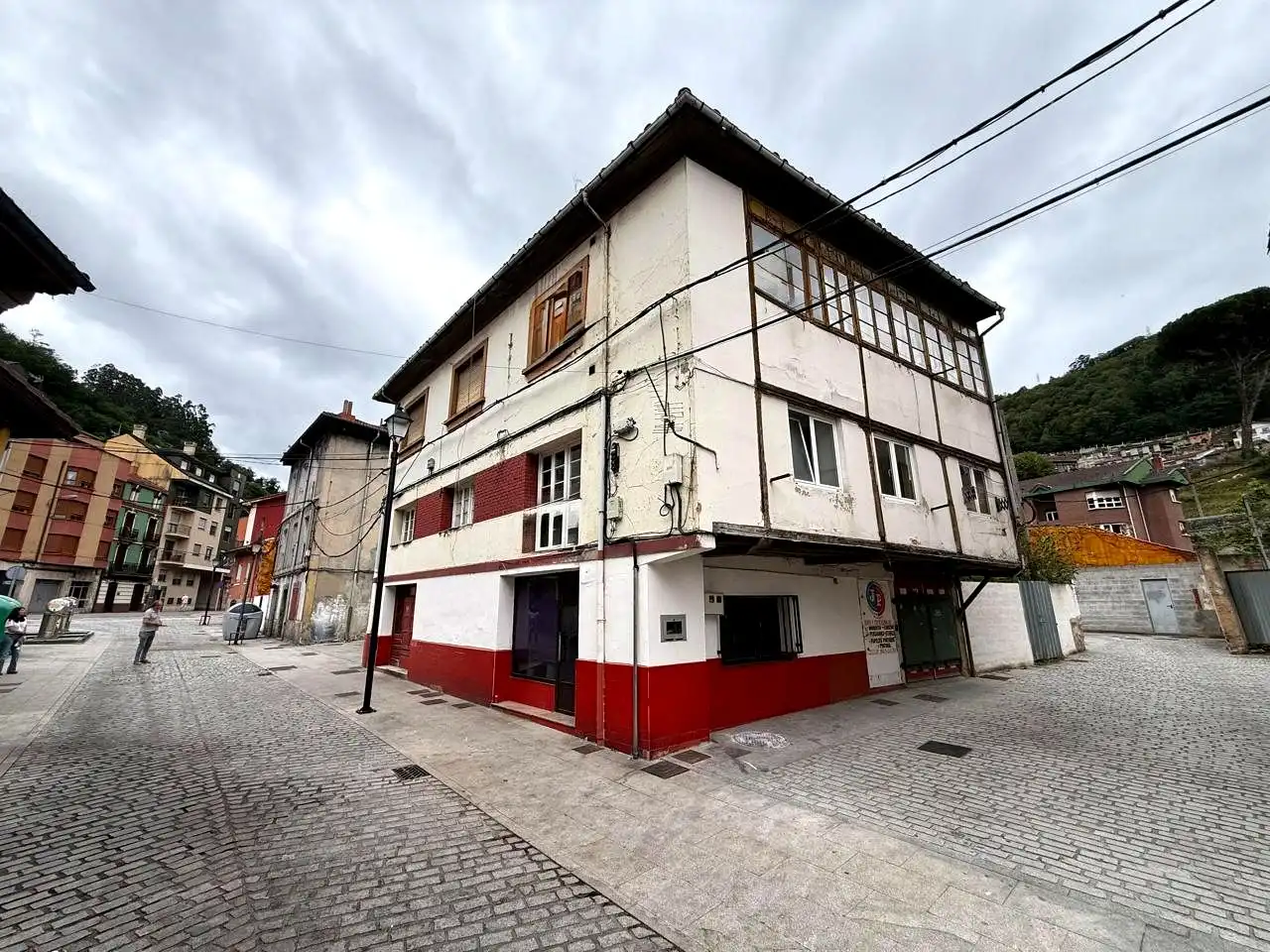 Vista exterior de Edifici en venda en Mieres (Asturias)