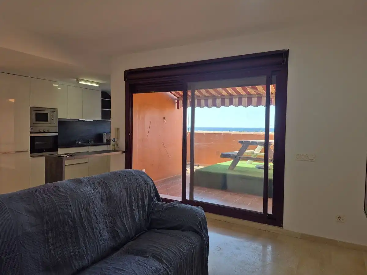 Wohnzimmer von Dachboden zum Verkauf in Manilva mit Klimaanlage, Heizung und Terrasse
