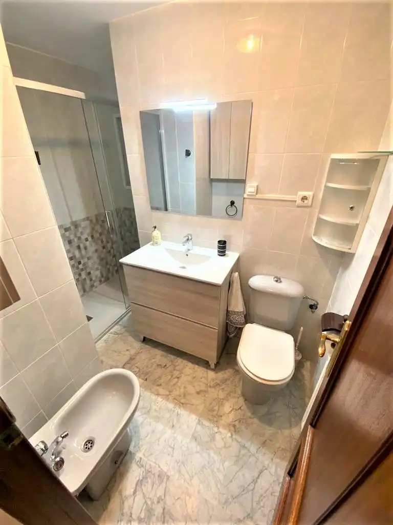 Badezimmer von Wohnungen zur Miete in Cáceres mit Klimaanlage, Heizung und Möbliert