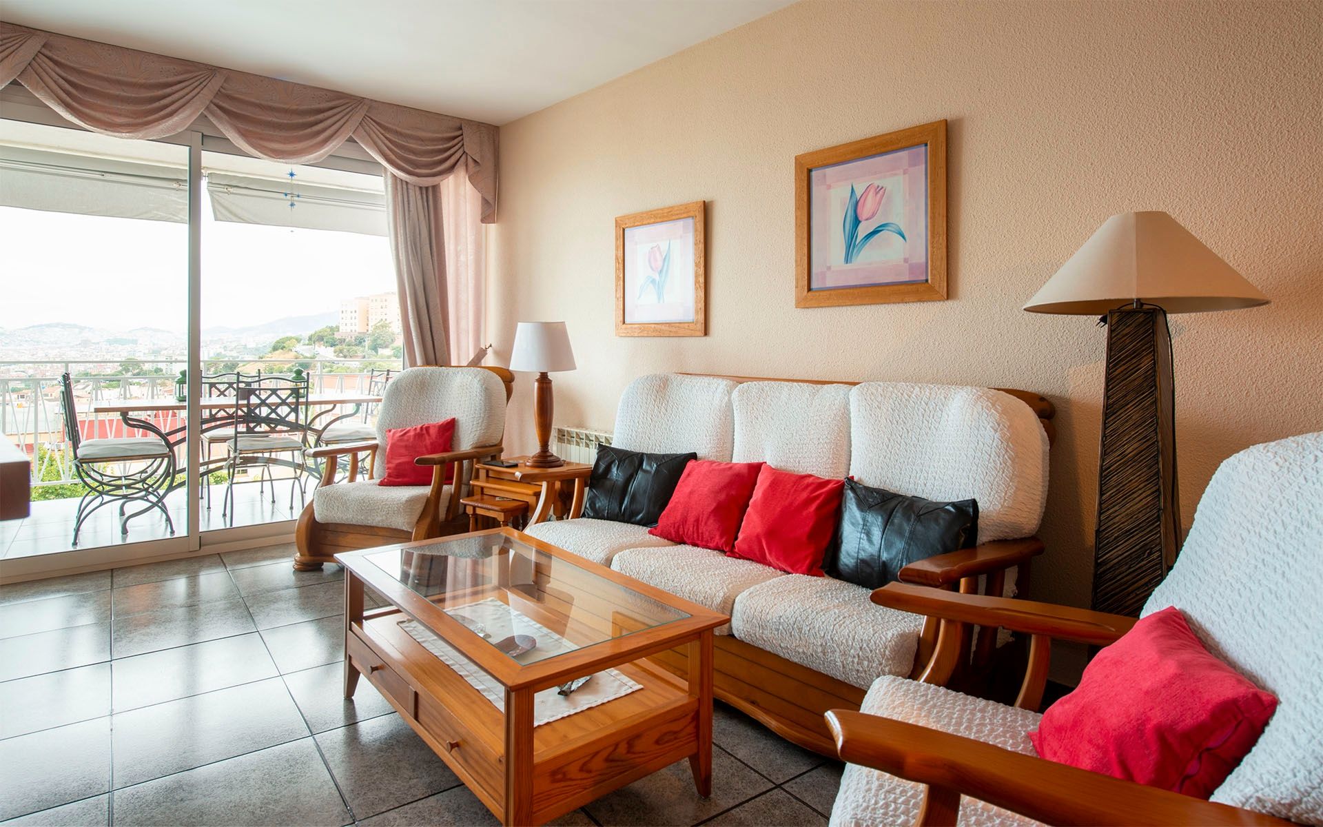Sala d'estar de Casa o xalet en venda en Santa Coloma de Gramenet amb Aire condicionat, Calefacció i Jardí privat