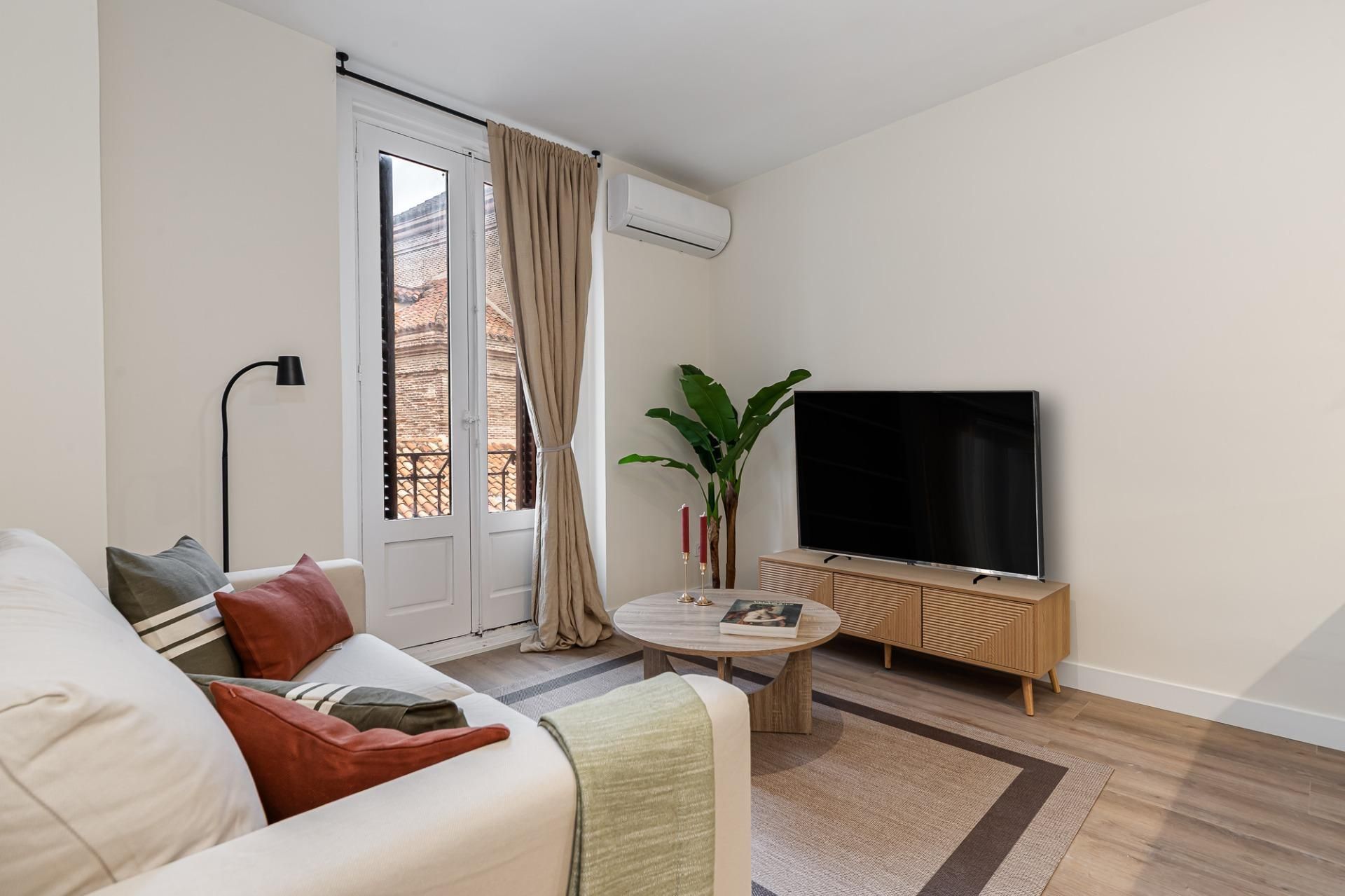 Piso de alquiler en Calle HUERTAS, Cortes - Huertas, Centro